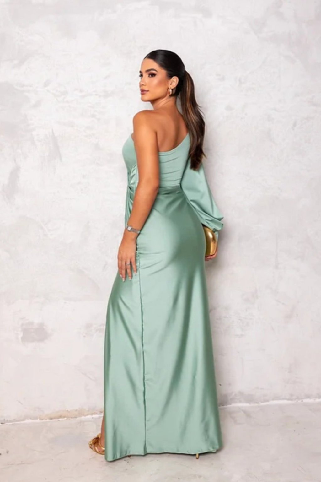 Glatt, elegant satin kjole for kvinne, med én erme og splitt for komfort og stilfull eleganse.