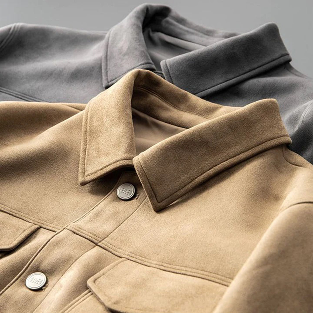 "Elegant semsket skinnjakke for menn, vindtett, moderne snitt, i sofistikerte farger som grå, kaffe og khaki."