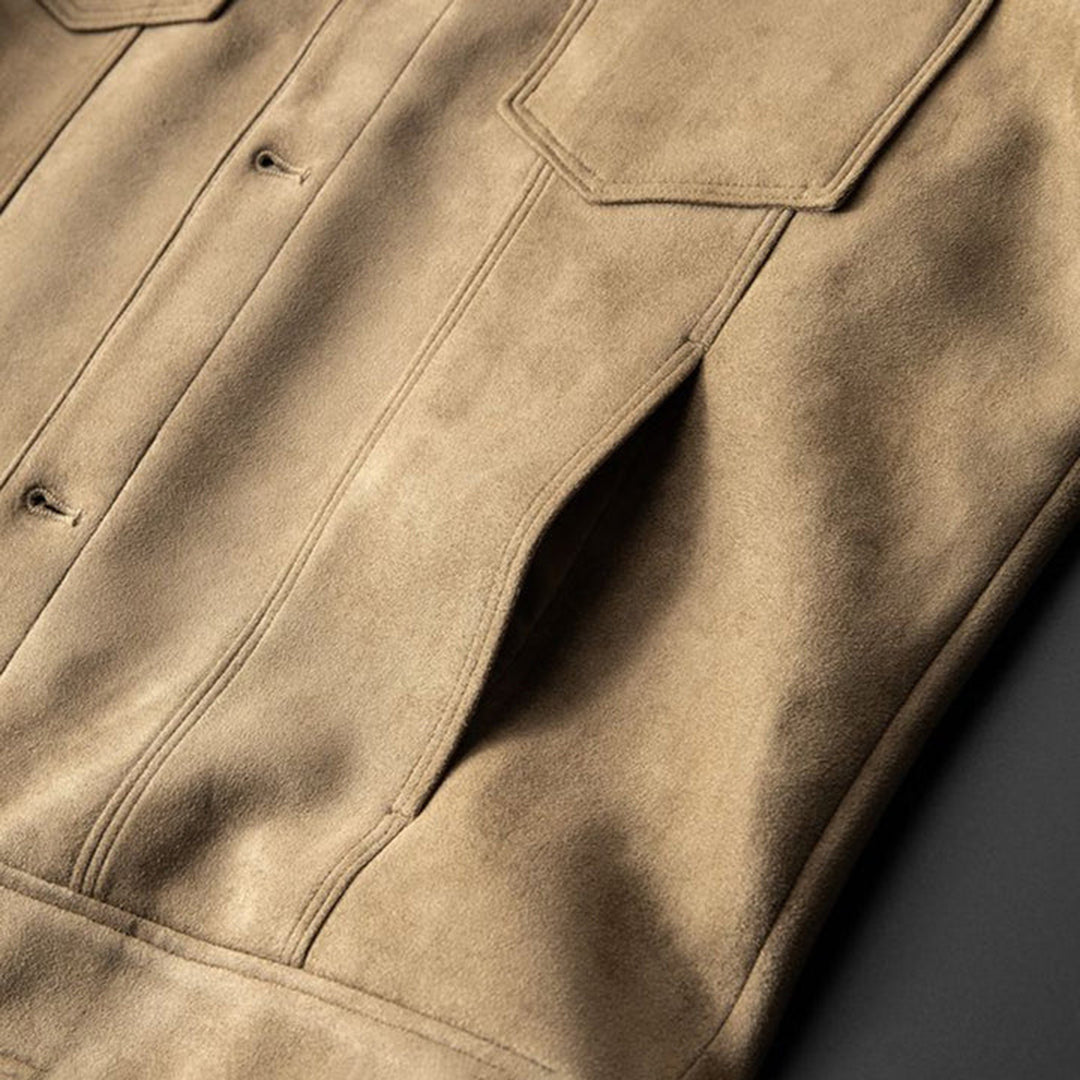 "Elegant semsket skinnjakke for menn, vindtett, moderne snitt, i sofistikerte farger som grå, kaffe og khaki."
