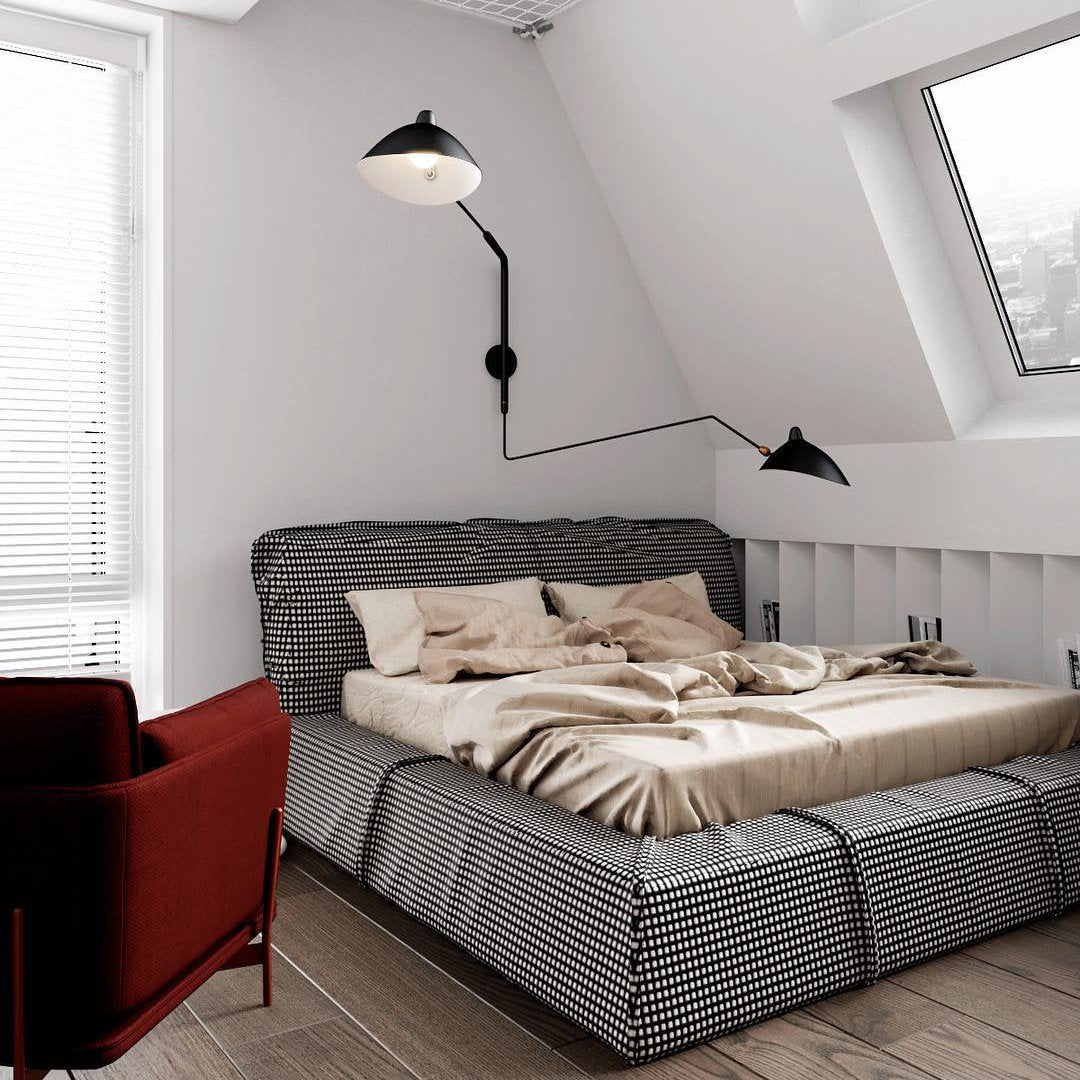 "Elegant Serge Mouille vegglampe med justerbar arm, insektlignende design, passer moderne innredning i svart eller hvit."