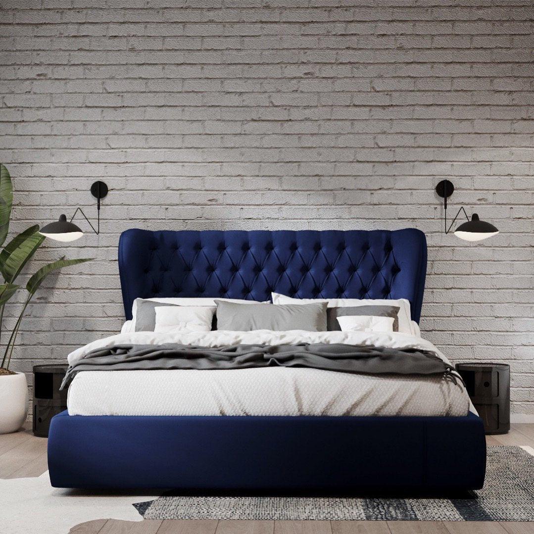 "Elegant Serge Mouille vegglampe med justerbar arm, insektlignende design, passer moderne innredning i svart eller hvit."
