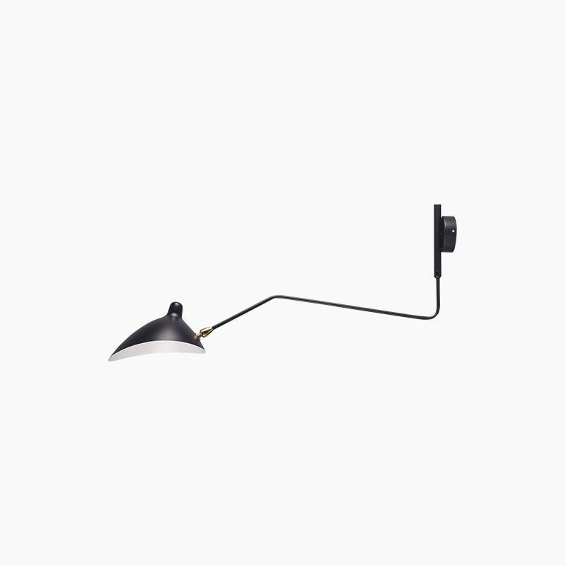 "Elegant Serge Mouille vegglampe med justerbar arm, insektlignende design, passer moderne innredning i svart eller hvit."