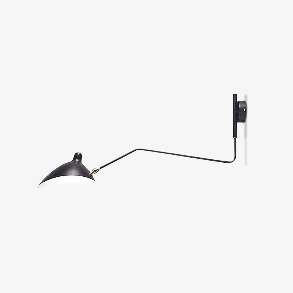 "Elegant Serge Mouille vegglampe med justerbar arm, insektlignende design, passer moderne innredning i svart eller hvit."