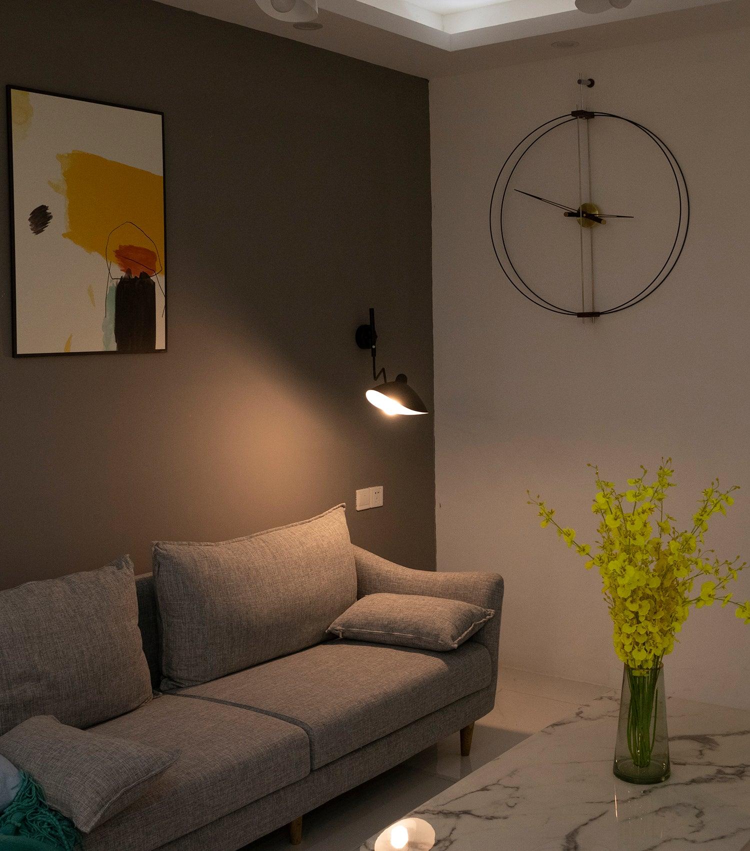 "Elegant Serge Mouille vegglampe med justerbar arm, insektlignende design, passer moderne innredning i svart eller hvit."