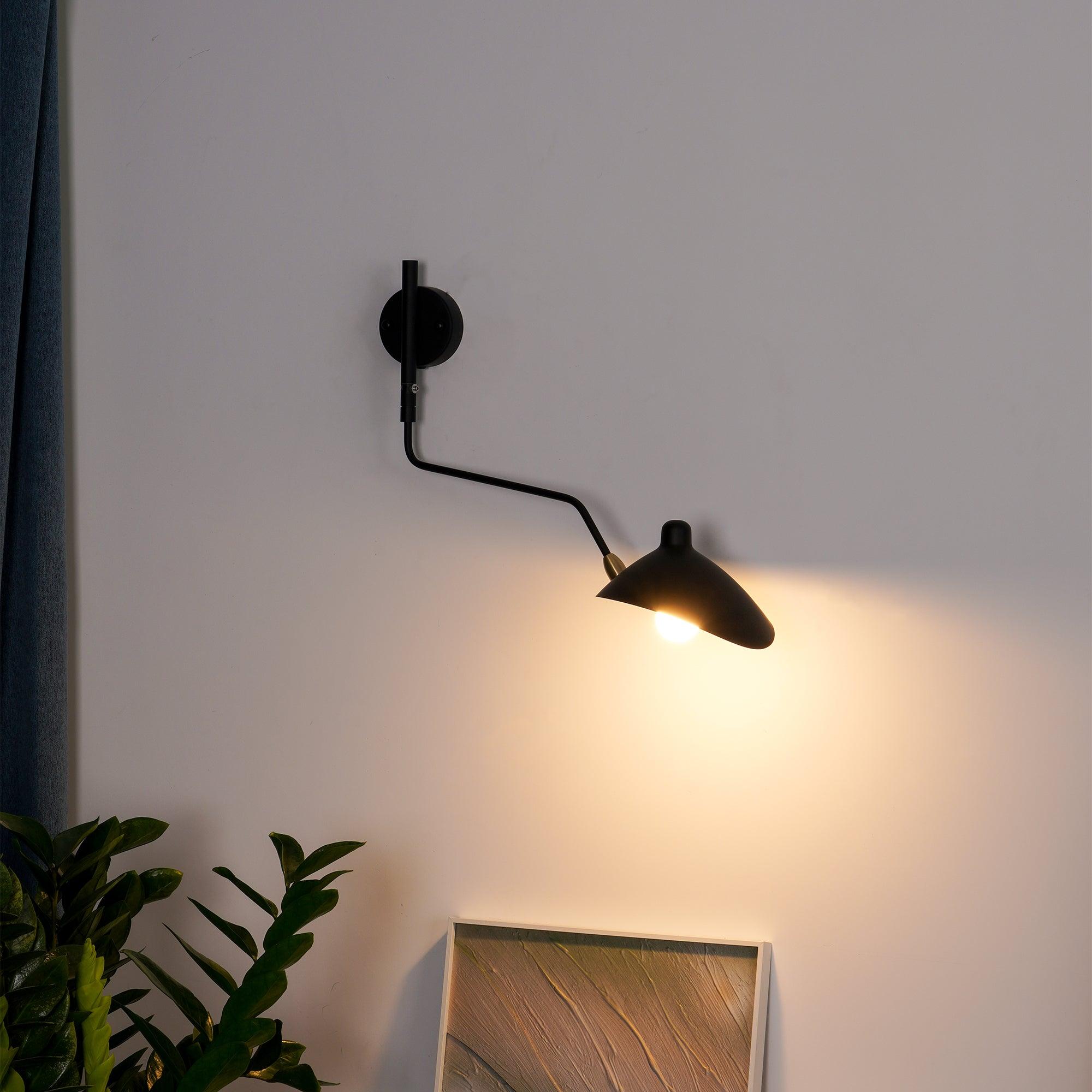 "Elegant Serge Mouille vegglampe med justerbar arm, insektlignende design, passer moderne innredning i svart eller hvit."