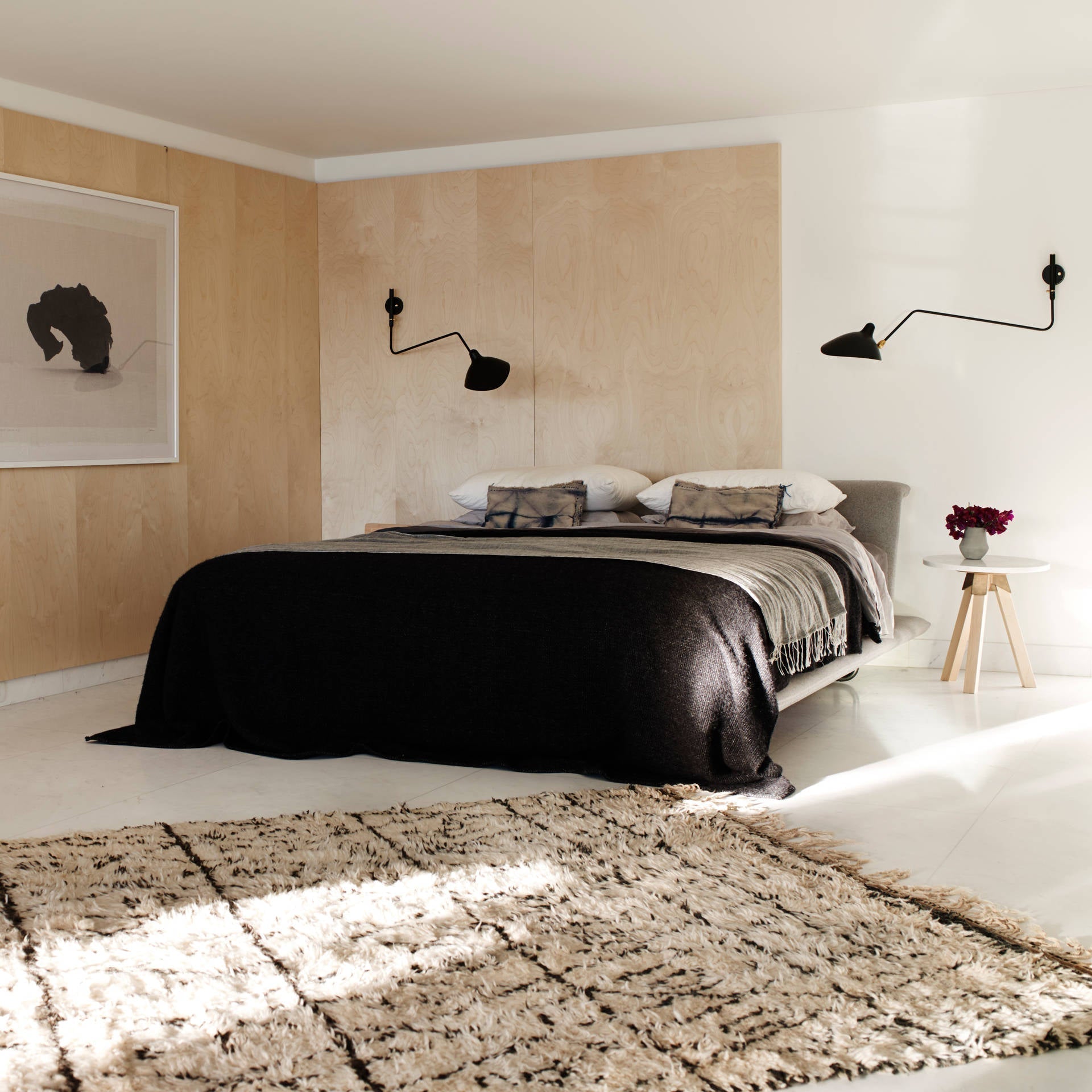"Elegant Serge Mouille vegglampe med justerbar arm, insektlignende design, passer moderne innredning i svart eller hvit."