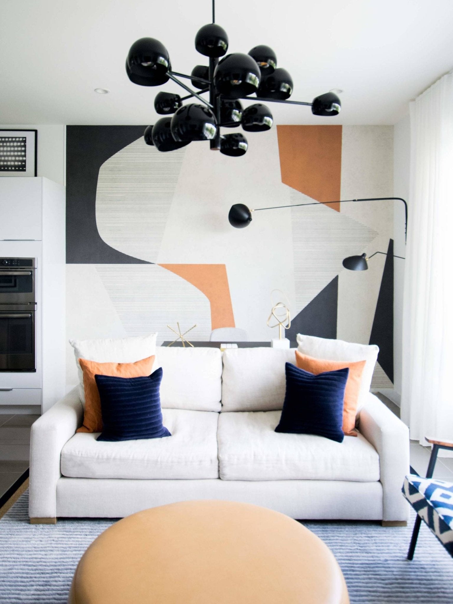 "Elegant Serge Mouille vegglampe med justerbar arm, insektlignende design, passer moderne innredning i svart eller hvit."