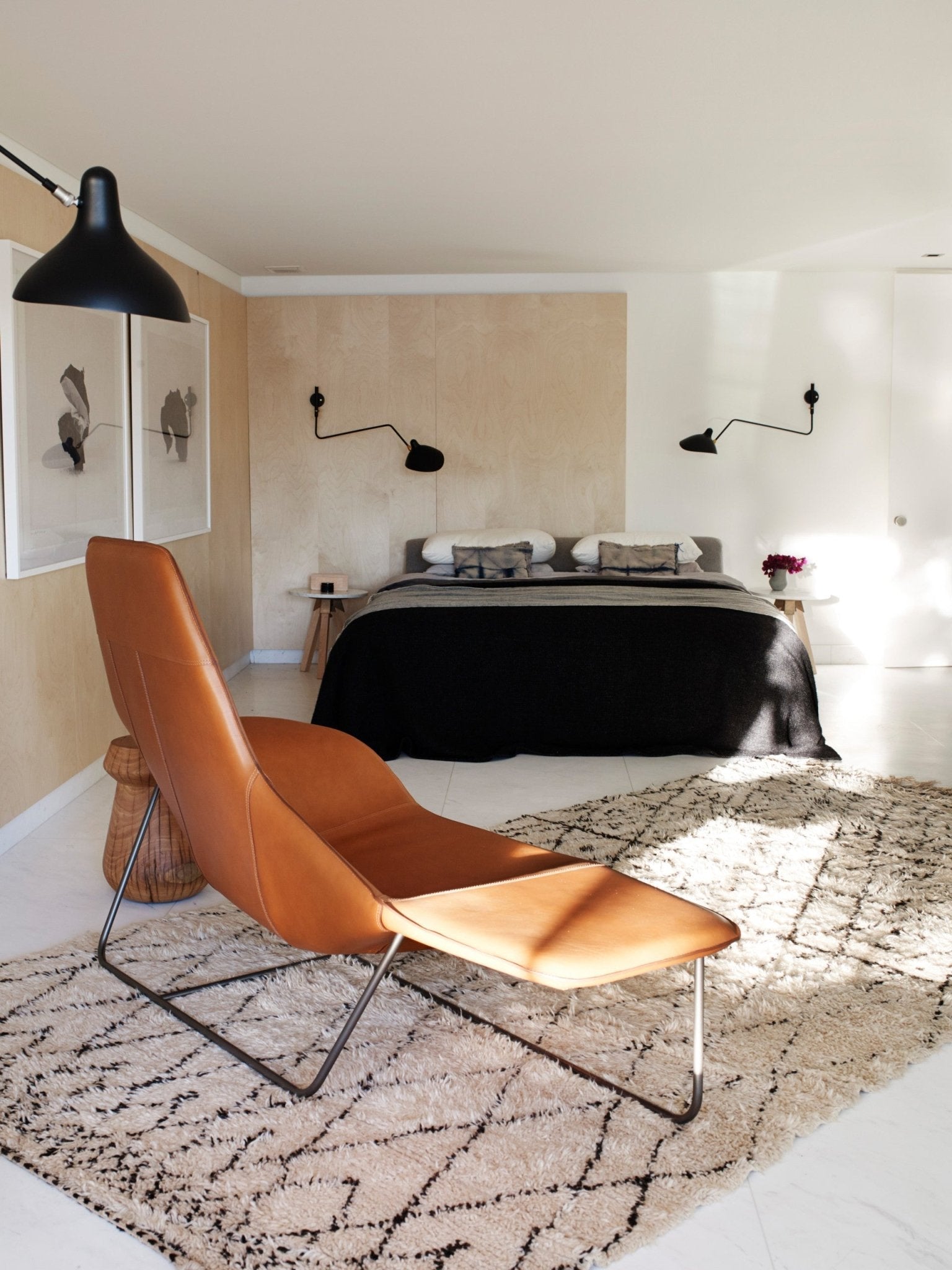 "Elegant Serge Mouille vegglampe med justerbar arm, insektlignende design, passer moderne innredning i svart eller hvit."