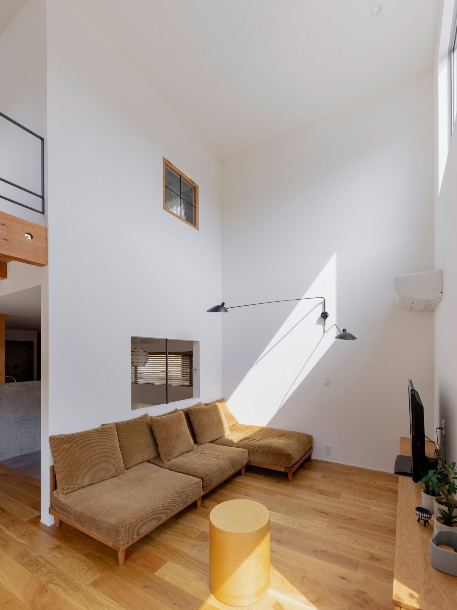 "Elegant Serge Mouille vegglampe med justerbar arm, insektlignende design, passer moderne innredning i svart eller hvit."