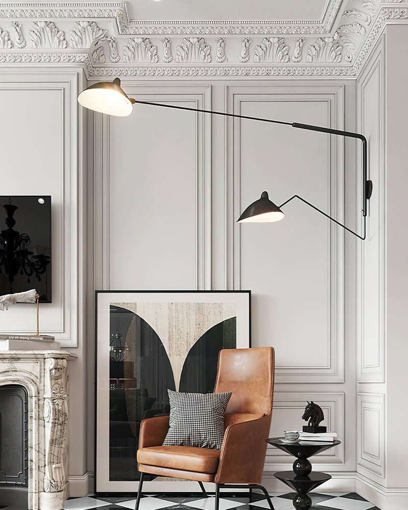 "Elegant Serge Mouille vegglampe med justerbar arm, insektlignende design, passer moderne innredning i svart eller hvit."