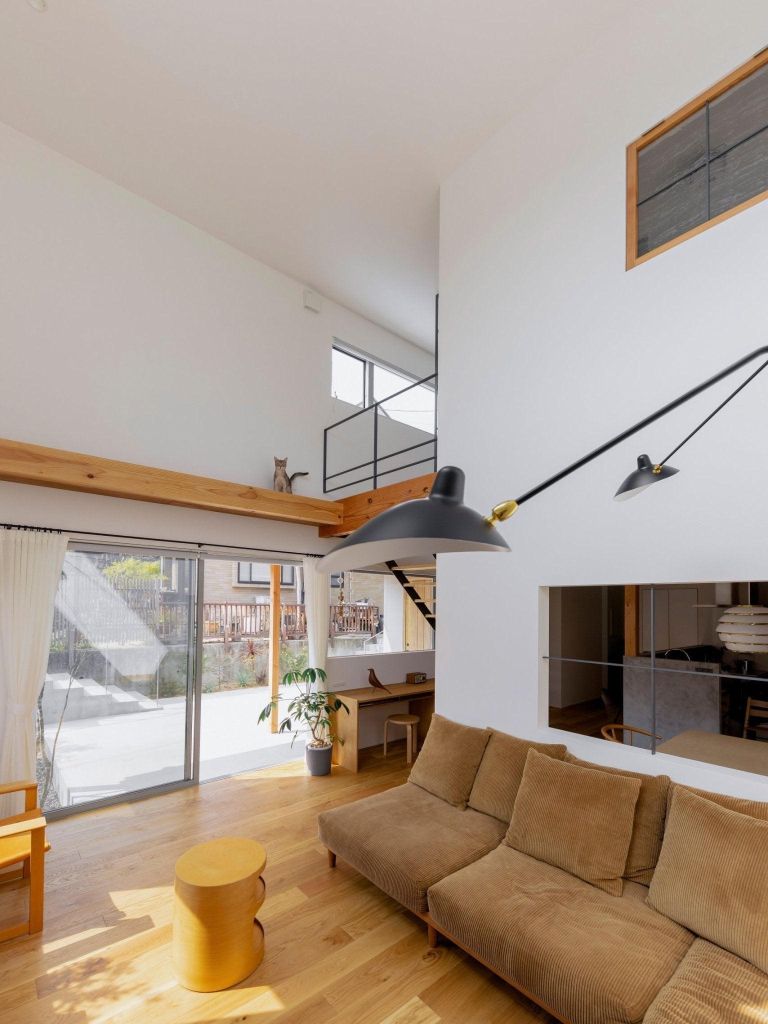 "Elegant Serge Mouille vegglampe med justerbar arm, insektlignende design, passer moderne innredning i svart eller hvit."