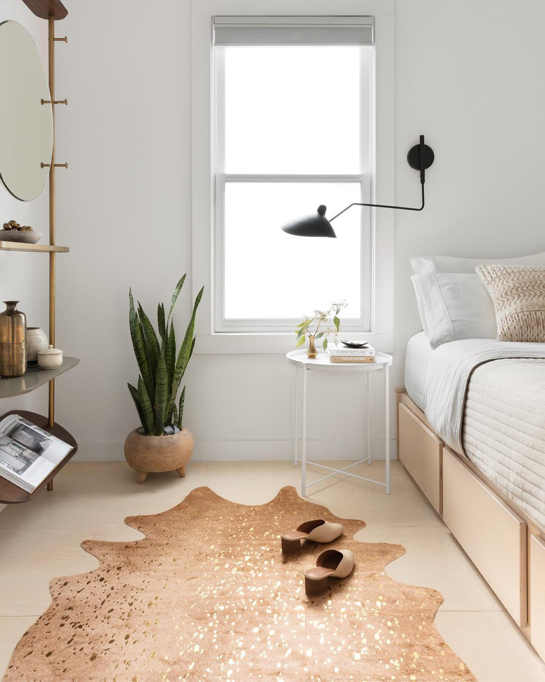 "Elegant Serge Mouille vegglampe med justerbar arm, insektlignende design, passer moderne innredning i svart eller hvit."