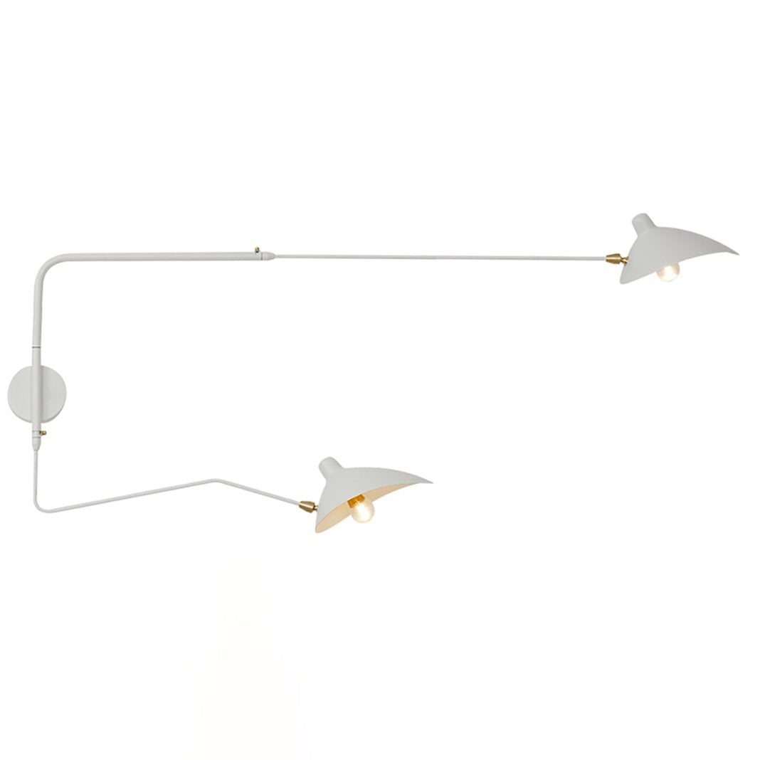 "Elegant Serge Mouille vegglampe med justerbar arm, insektlignende design, passer moderne innredning i svart eller hvit."