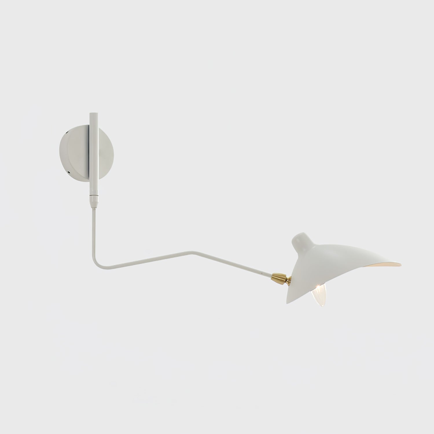 "Elegant Serge Mouille vegglampe med justerbar arm, insektlignende design, passer moderne innredning i svart eller hvit."