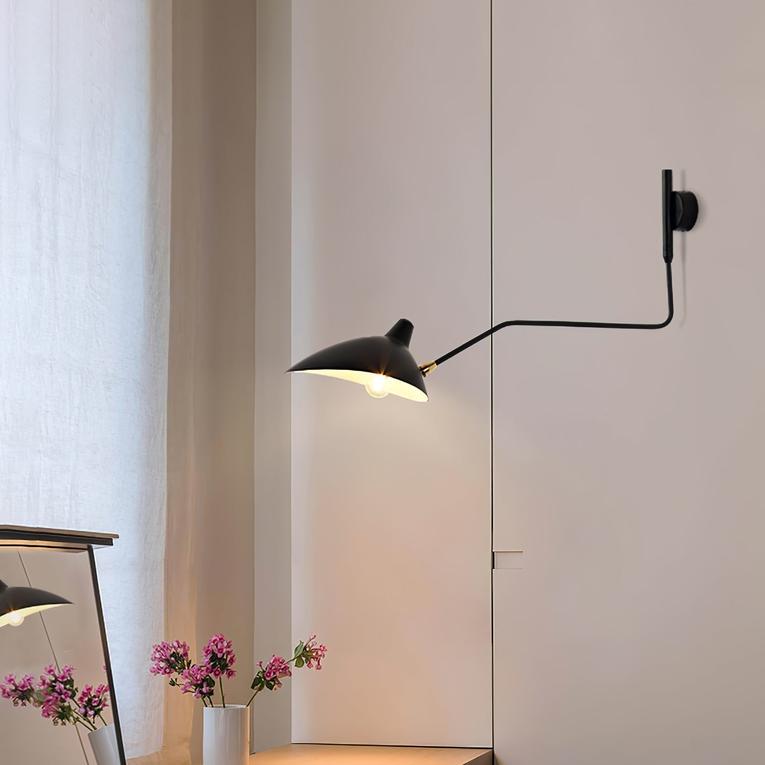 "Elegant Serge Mouille vegglampe med justerbar arm, insektlignende design, passer moderne innredning i svart eller hvit."