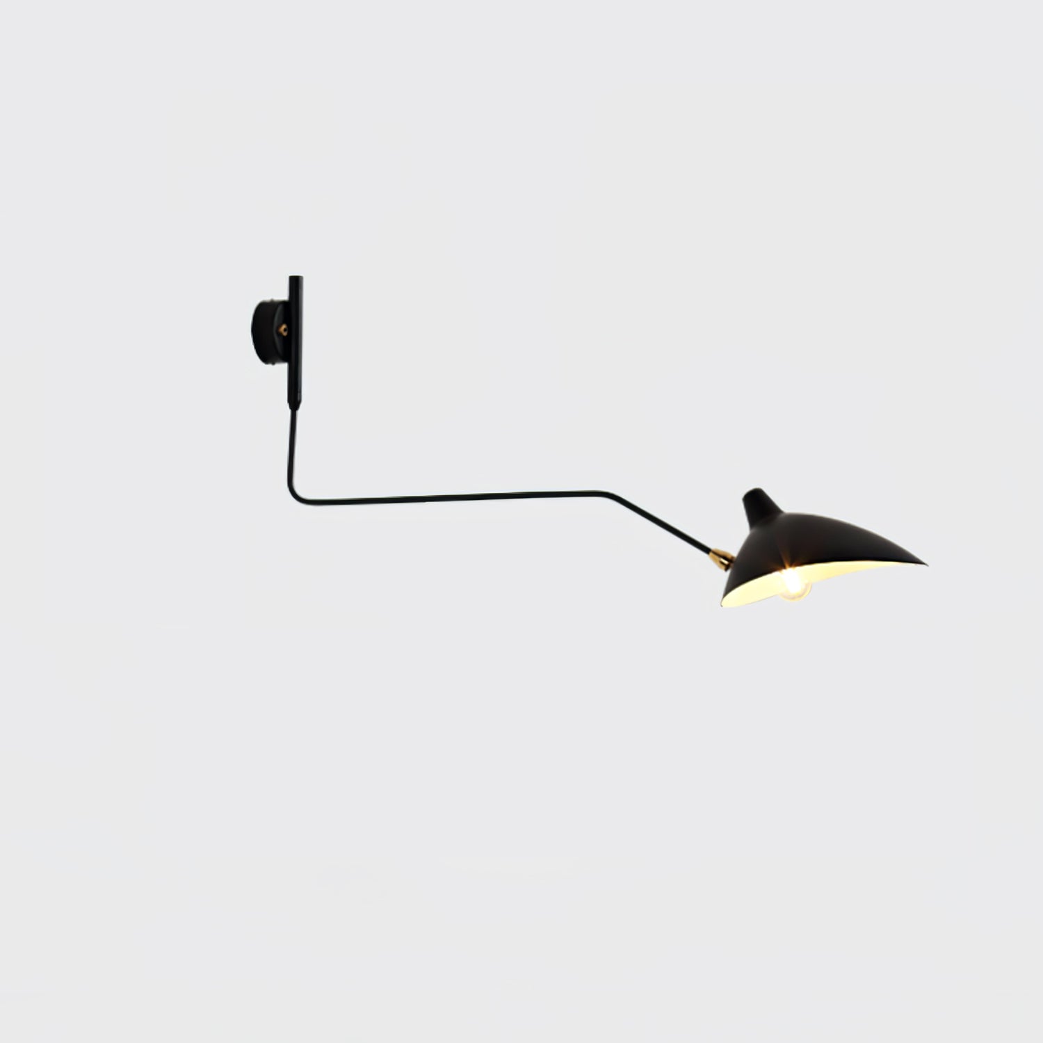 "Elegant Serge Mouille vegglampe med justerbar arm, insektlignende design, passer moderne innredning i svart eller hvit."