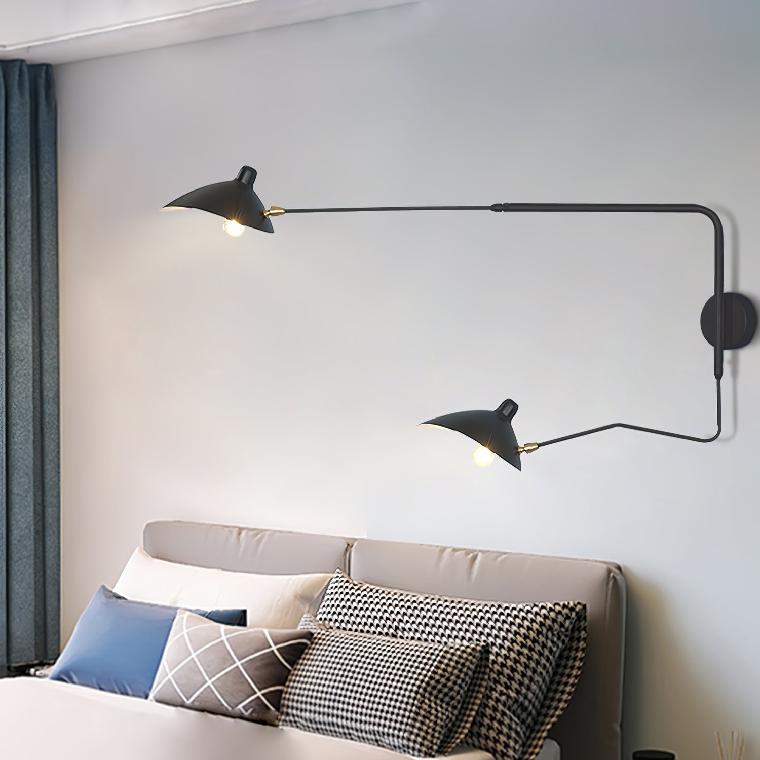 "Elegant Serge Mouille vegglampe med justerbar arm, insektlignende design, passer moderne innredning i svart eller hvit."