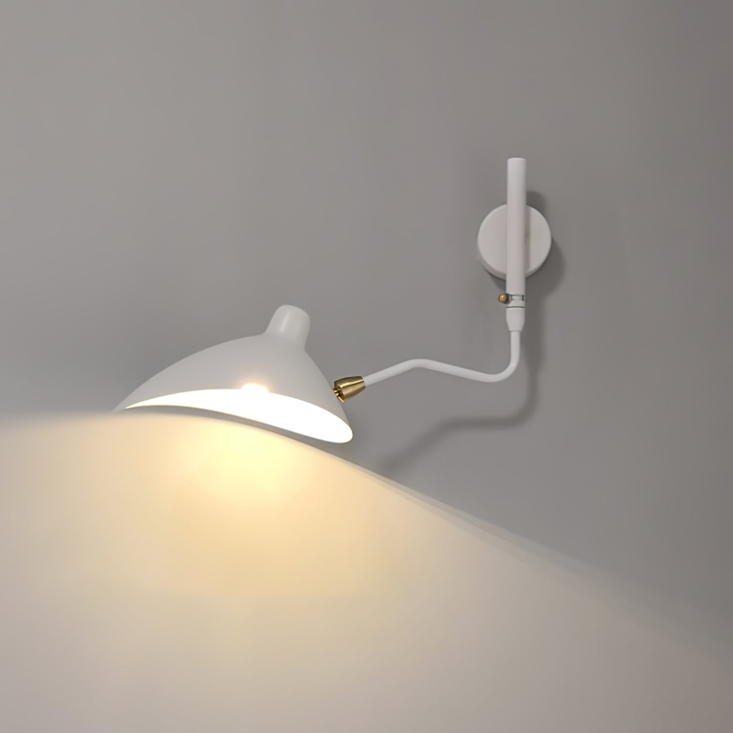 "Elegant Serge Mouille vegglampe med justerbar arm, insektlignende design, passer moderne innredning i svart eller hvit."