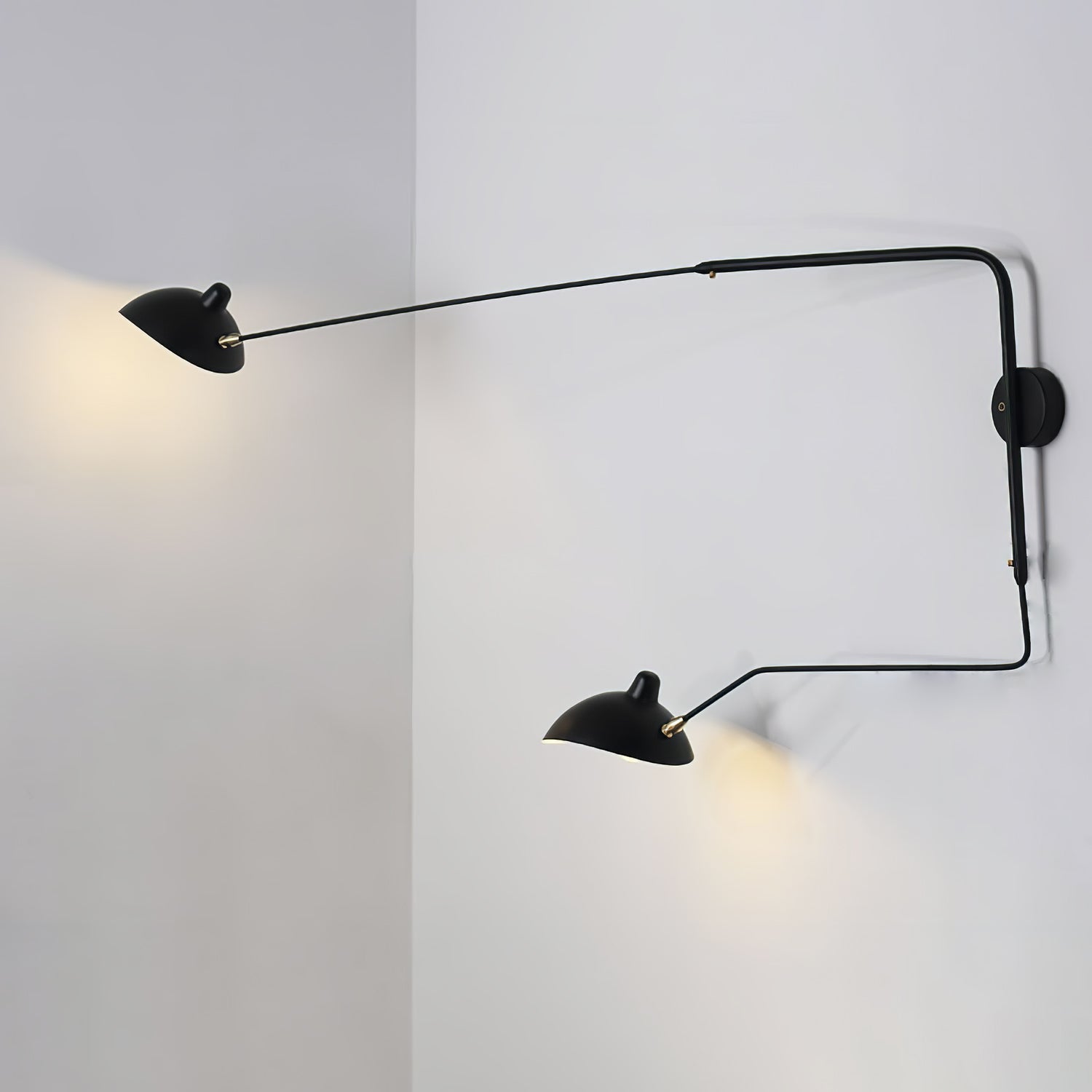 "Elegant Serge Mouille vegglampe med justerbar arm, insektlignende design, passer moderne innredning i svart eller hvit."