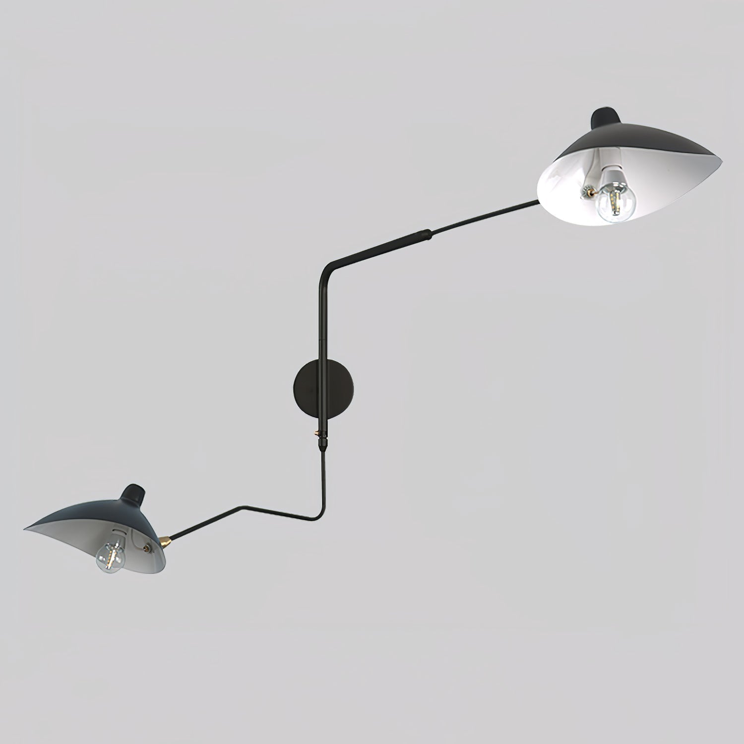 "Elegant Serge Mouille vegglampe med justerbar arm, insektlignende design, passer moderne innredning i svart eller hvit."