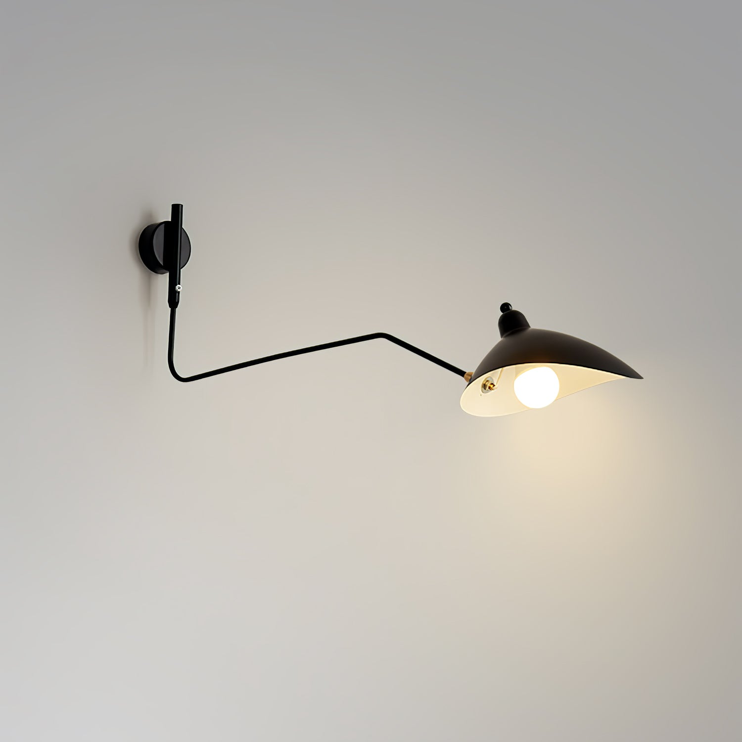 "Elegant Serge Mouille vegglampe med justerbar arm, insektlignende design, passer moderne innredning i svart eller hvit."