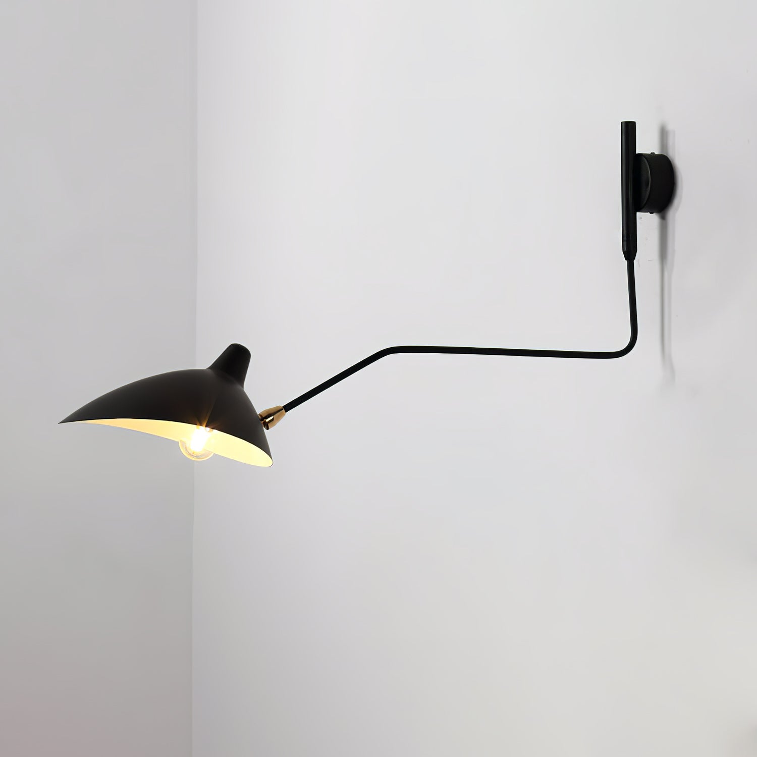 "Elegant Serge Mouille vegglampe med justerbar arm, insektlignende design, passer moderne innredning i svart eller hvit."