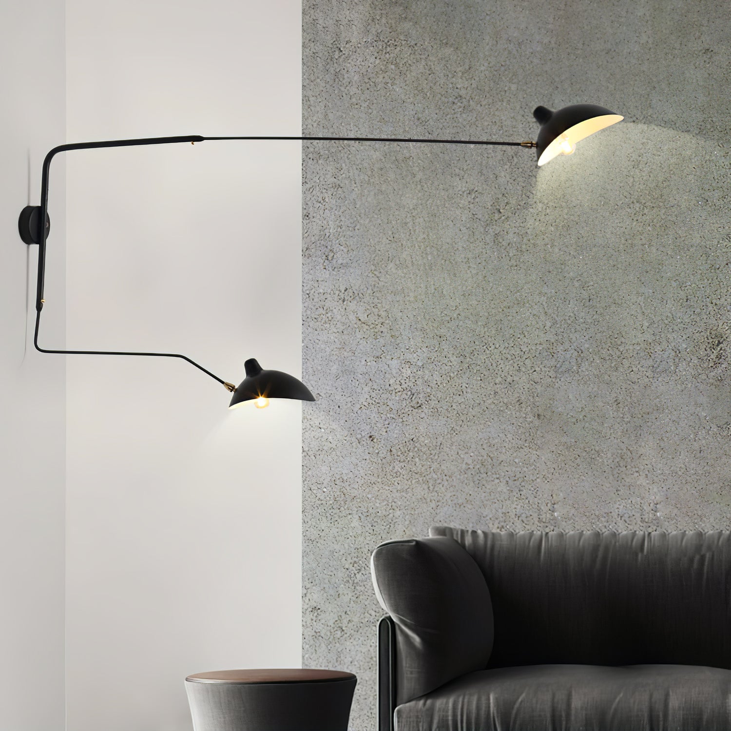 "Elegant Serge Mouille vegglampe med justerbar arm, insektlignende design, passer moderne innredning i svart eller hvit."