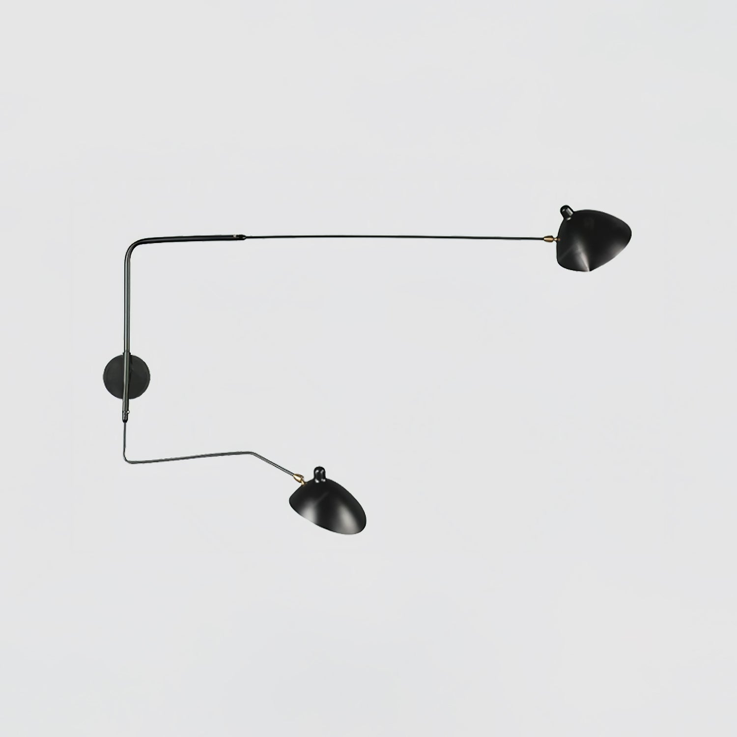 "Elegant Serge Mouille vegglampe med justerbar arm, insektlignende design, passer moderne innredning i svart eller hvit."