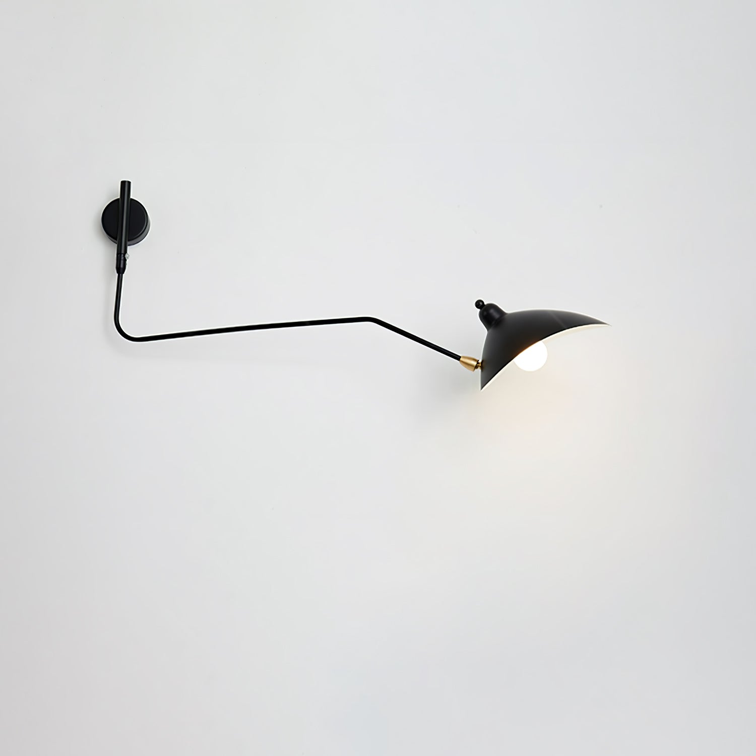 "Elegant Serge Mouille vegglampe med justerbar arm, insektlignende design, passer moderne innredning i svart eller hvit."