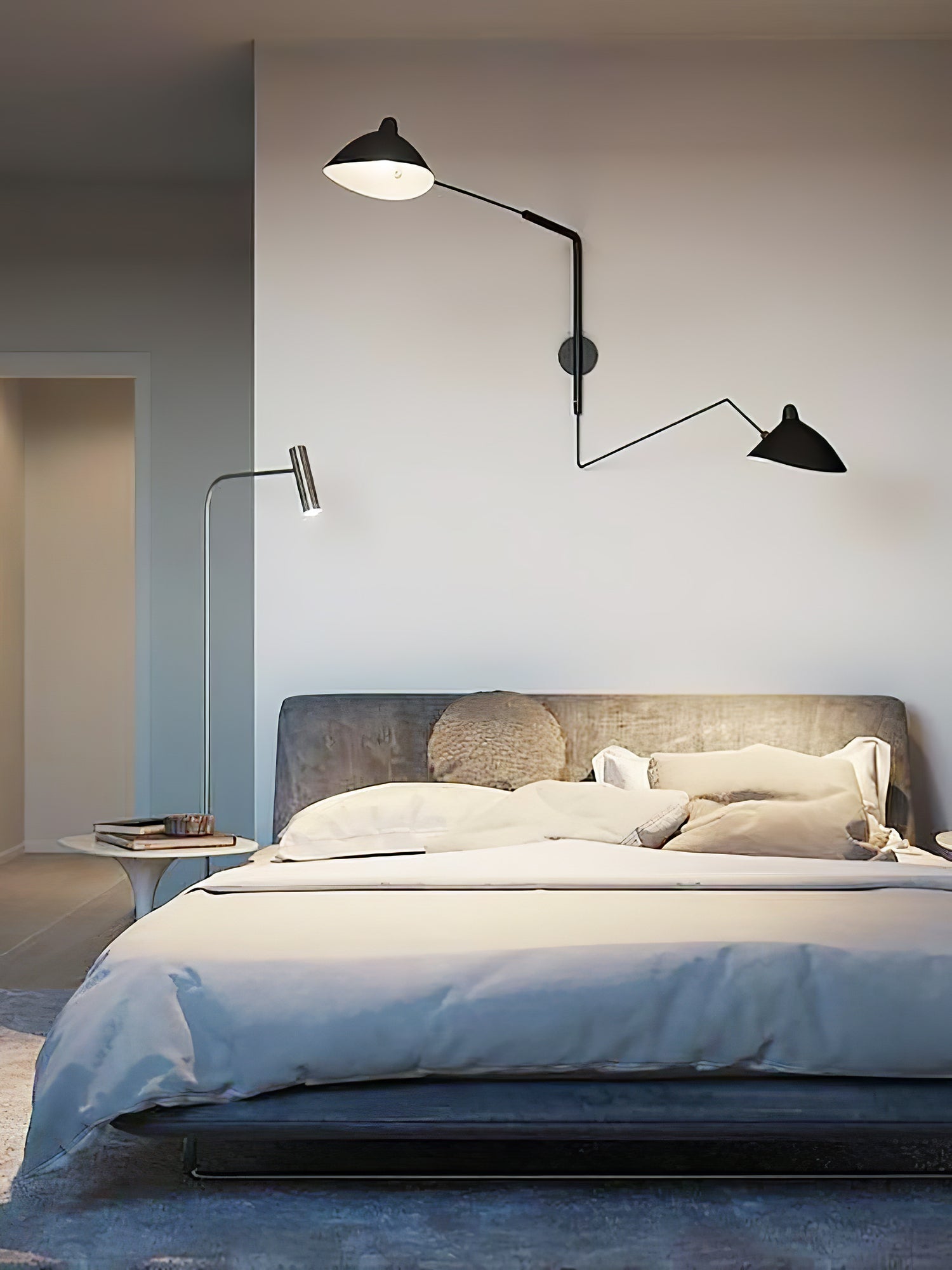 "Elegant Serge Mouille vegglampe med justerbar arm, insektlignende design, passer moderne innredning i svart eller hvit."