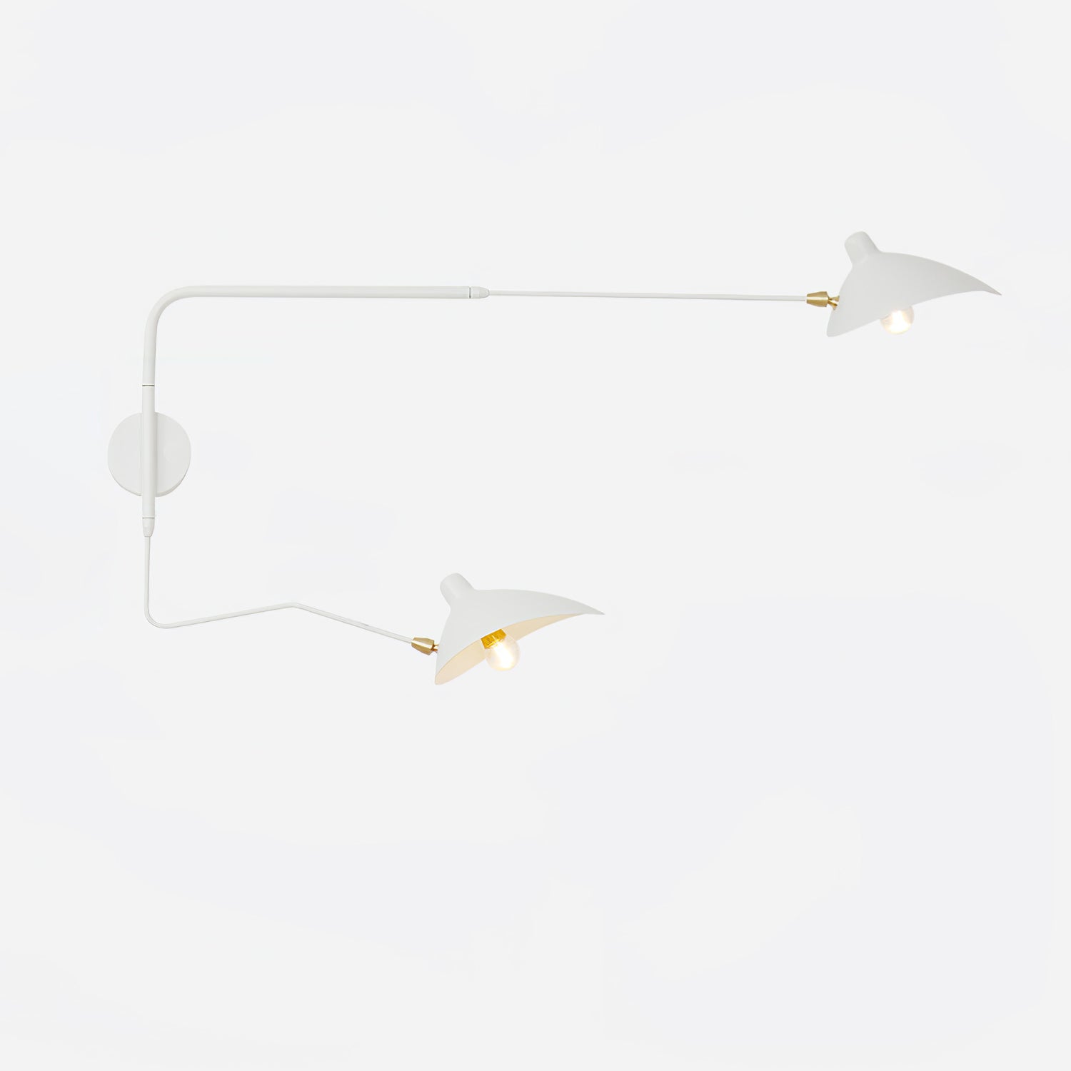 "Elegant Serge Mouille vegglampe med justerbar arm, insektlignende design, passer moderne innredning i svart eller hvit."