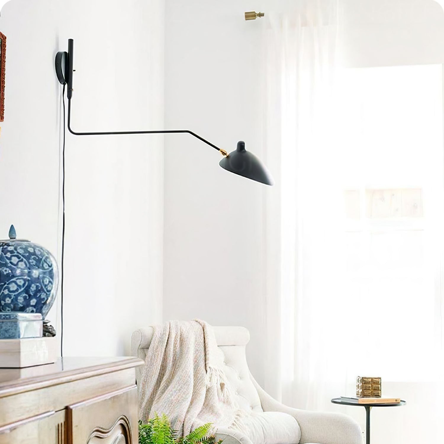 "Elegant Serge Mouille vegglampe med justerbar arm, insektlignende design, passer moderne innredning i svart eller hvit."