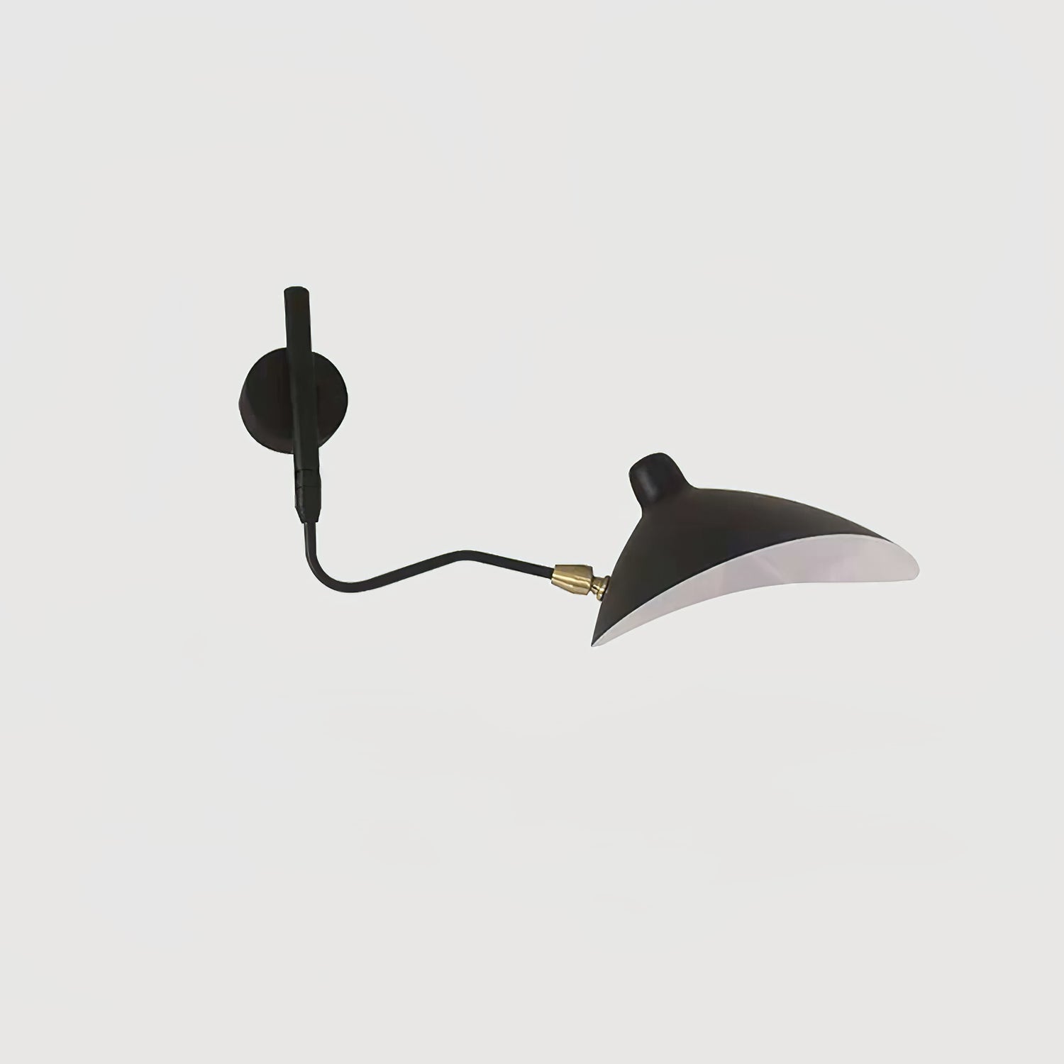 "Elegant Serge Mouille vegglampe med justerbar arm, insektlignende design, passer moderne innredning i svart eller hvit."