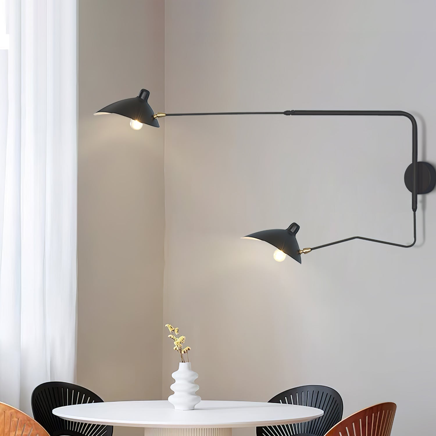 "Elegant Serge Mouille vegglampe med justerbar arm, insektlignende design, passer moderne innredning i svart eller hvit."