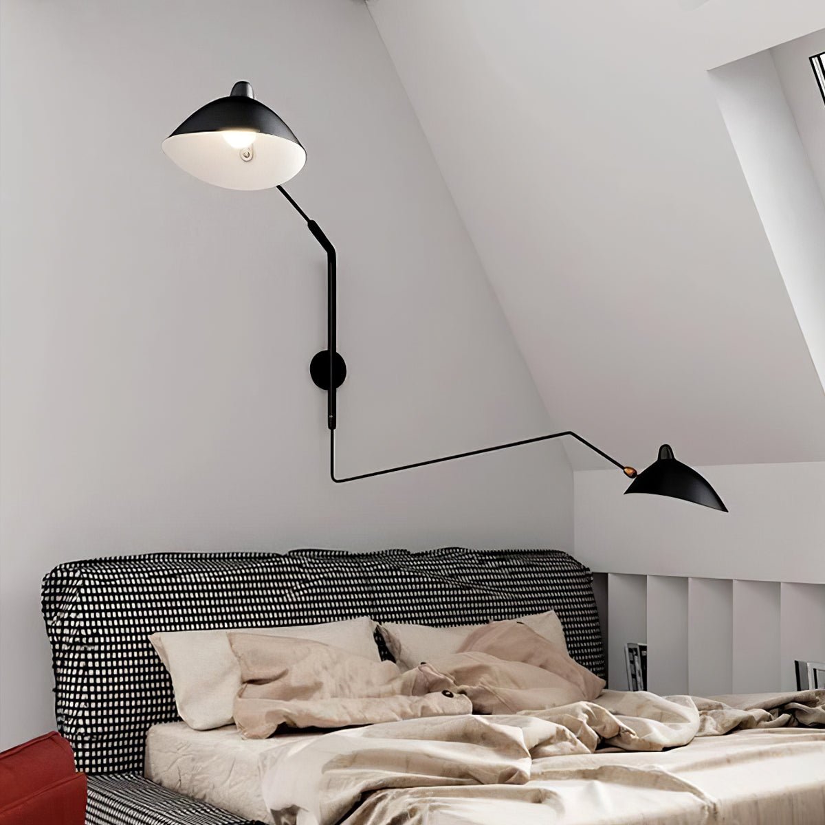 "Elegant Serge Mouille vegglampe med justerbar arm, insektlignende design, passer moderne innredning i svart eller hvit."