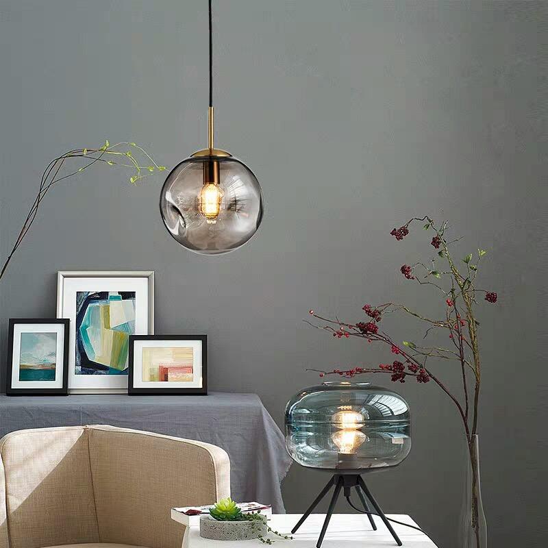 "Elegant sfærisk glasspendellampe med gullfinish, nordisk design, jevn lysfordeling, passer for moderne innemiljøer."