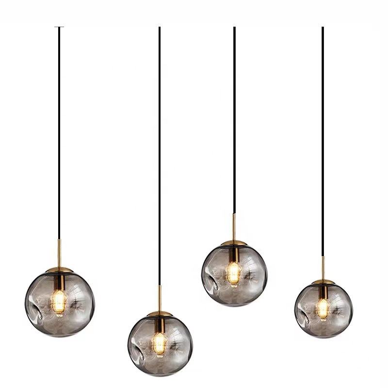 "Elegant sfærisk glasspendellampe med gullfinish, nordisk design, jevn lysfordeling, passer for moderne innemiljøer."