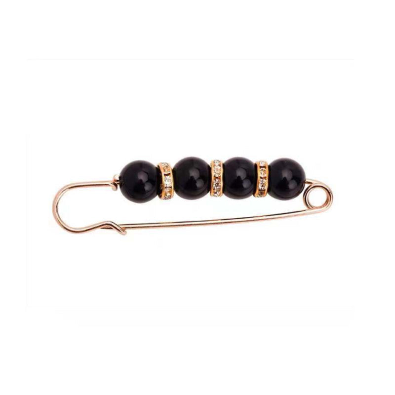"Elegant sikkerhetsnålsbrosje med perler og rhinestones, perfekt for kjoler og skjerf, i svart og hvitt."