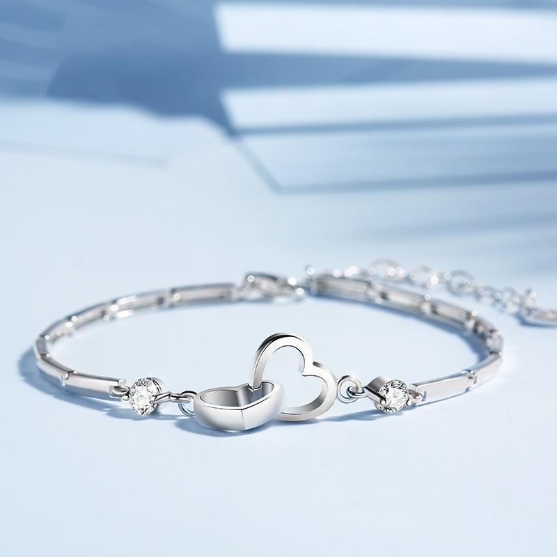 Elegant sjelesøster hjertearmbånd med skinnende krystallhjerte og rhodiumbelagt kjede. Perfekt til kvinnelige accessoirer.