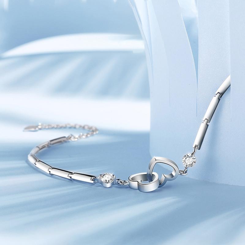 Elegant sjelesøster hjertearmbånd med skinnende krystallhjerte og rhodiumbelagt kjede. Perfekt til kvinnelige accessoirer.