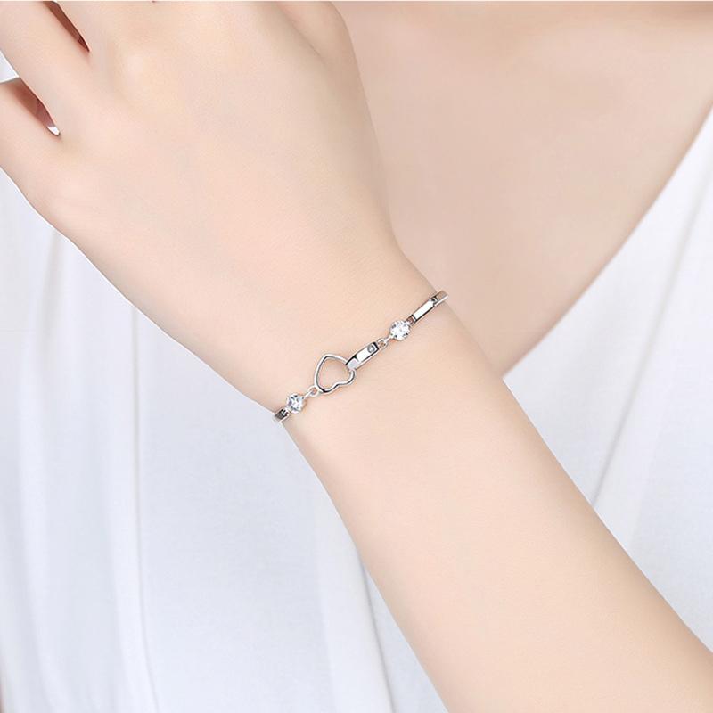 Elegant sjelesøster hjertearmbånd med skinnende krystallhjerte og rhodiumbelagt kjede. Perfekt til kvinnelige accessoirer.