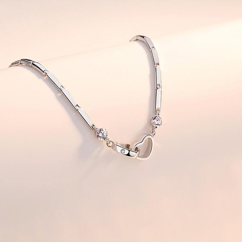 Elegant sjelesøster hjertearmbånd med skinnende krystallhjerte og rhodiumbelagt kjede. Perfekt til kvinnelige accessoirer.