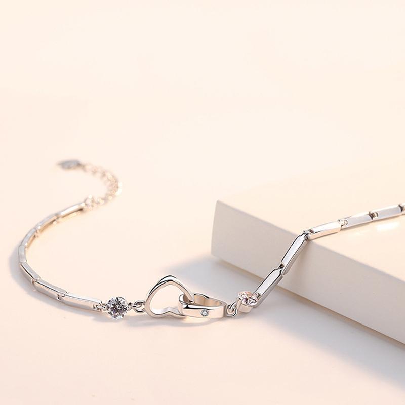Elegant sjelesøster hjertearmbånd med skinnende krystallhjerte og rhodiumbelagt kjede. Perfekt til kvinnelige accessoirer.