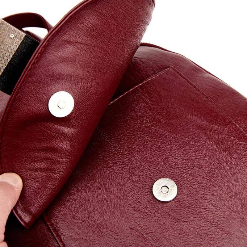 Elegant skinnryggsekk som et mote tilbehør, harmonisk med et kvinneantrekk