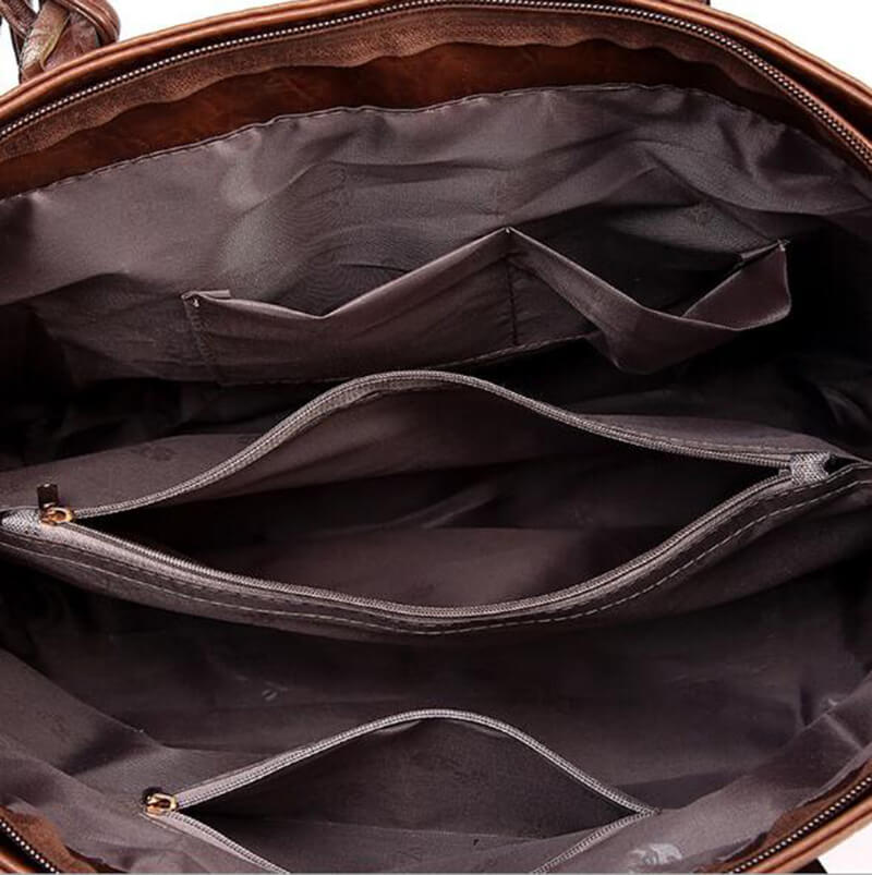 Elegant skulderveske i tidløst design, laget av slitesterkt PU-lær for langvarig bruk.