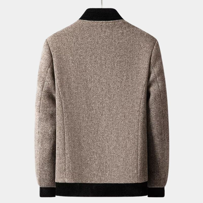 Sideprofil av tidløs slim fit herrefrakk. Elegant ytterplagg som fremhever silhuetten, perfekt for herremote.