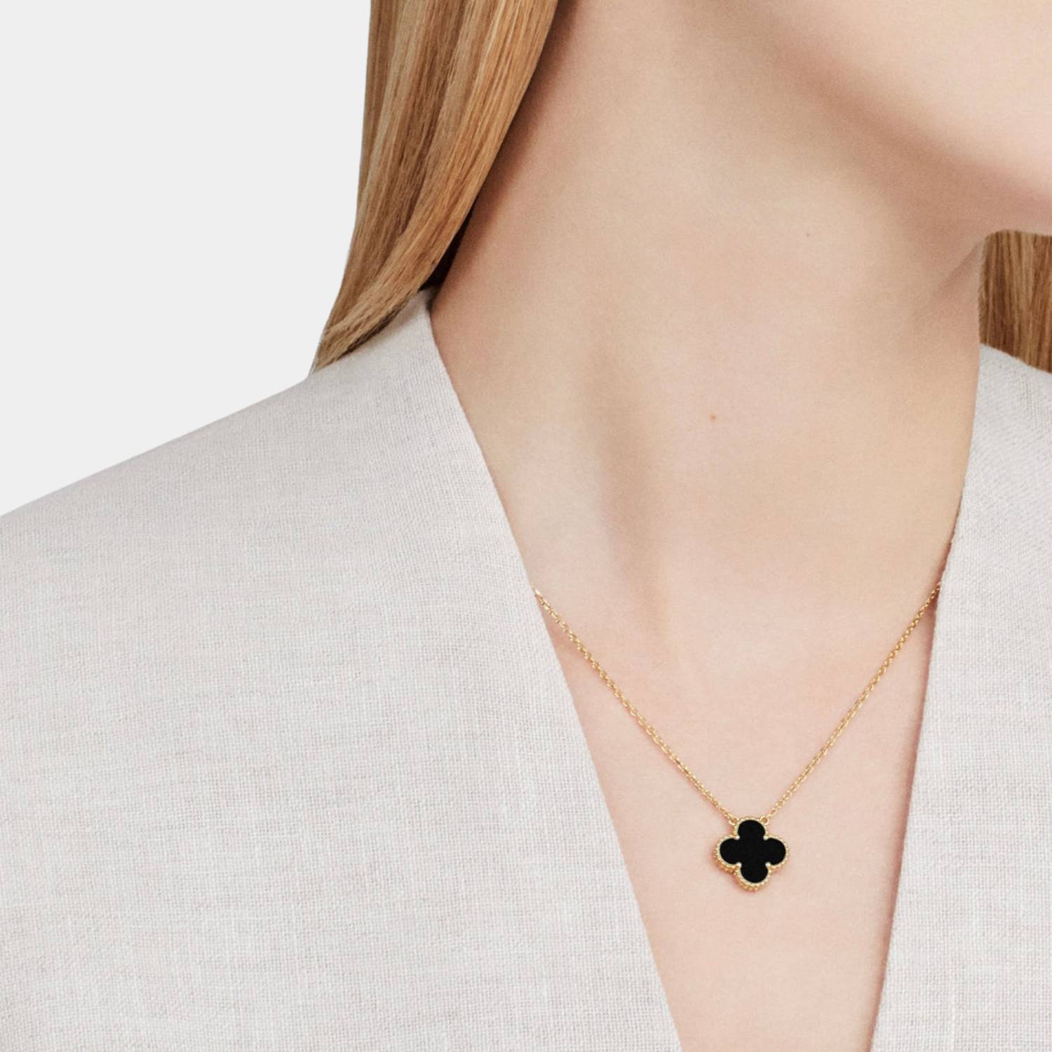 "Elegant smykkesett med minimalistisk halskjede, armbånd og øredobber i moderne design, ideelt for enhver anledning."