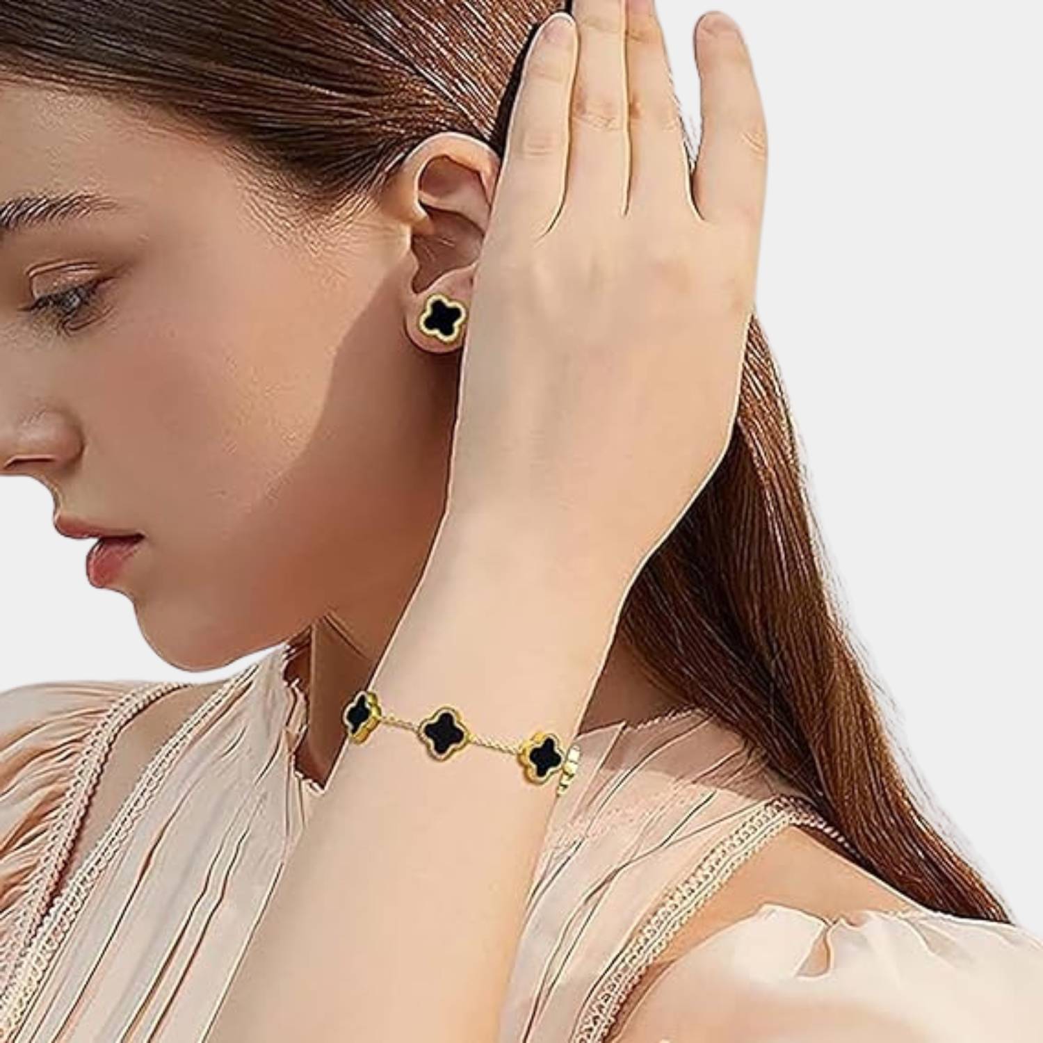 "Elegant smykkesett med minimalistisk halskjede, armbånd og øredobber i moderne design, ideelt for enhver anledning."