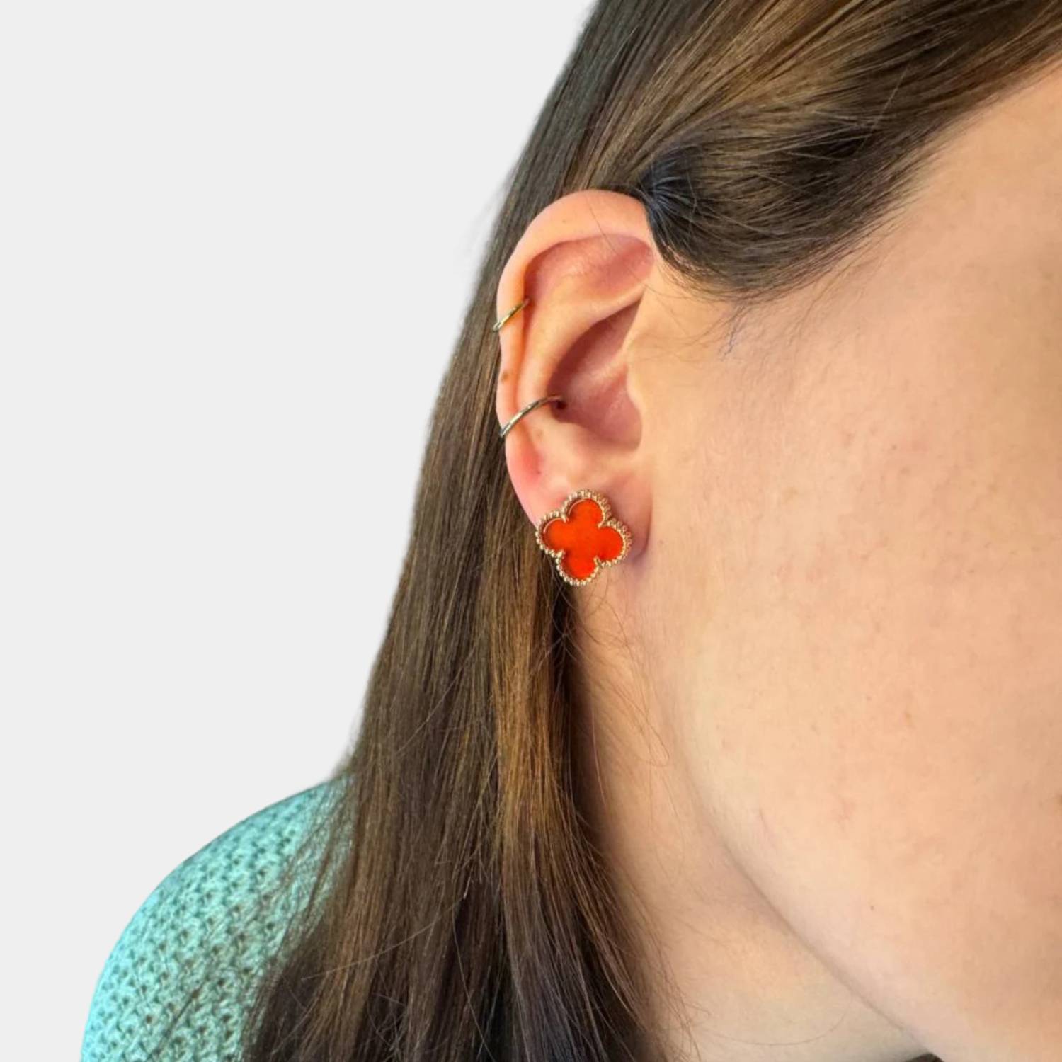 "Elegant smykkesett med minimalistisk halskjede, armbånd og øredobber i moderne design, ideelt for enhver anledning."