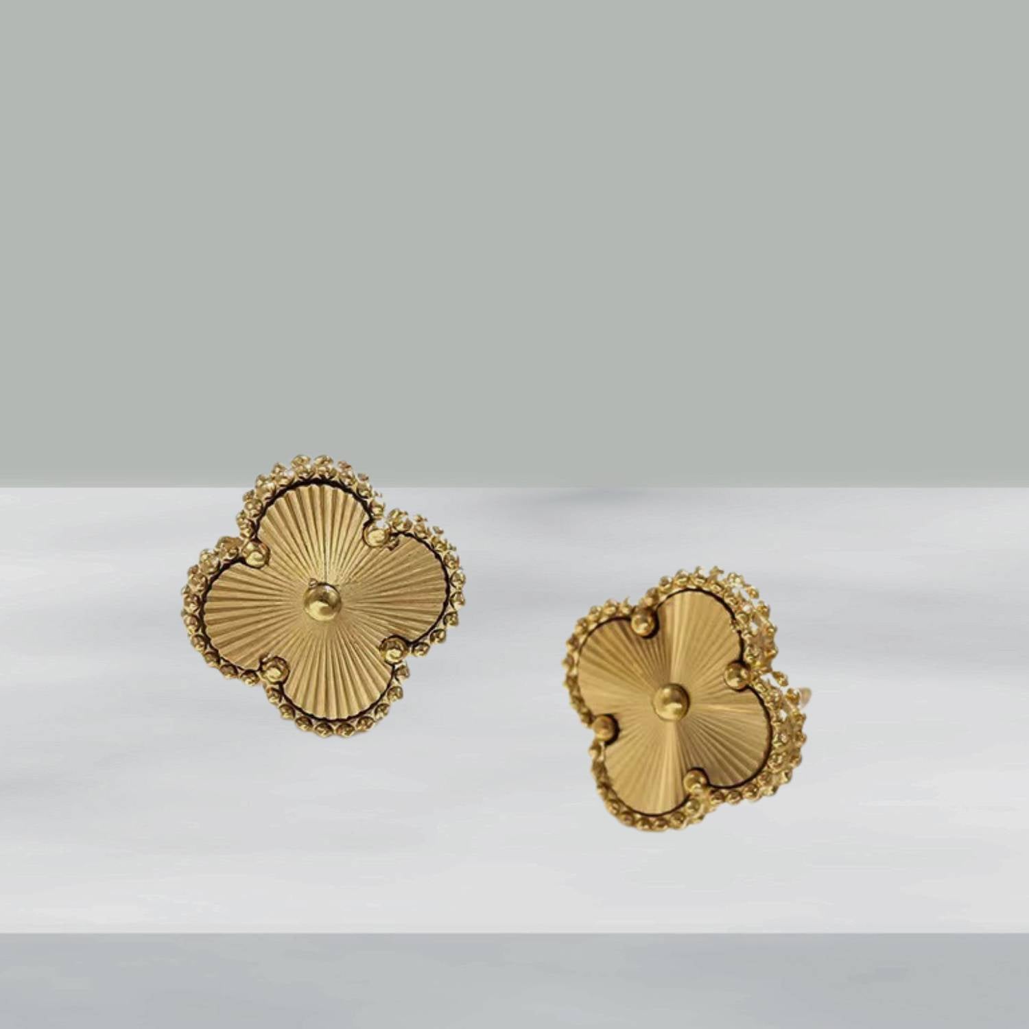 "Elegant smykkesett med minimalistisk halskjede, armbånd og øredobber i moderne design, ideelt for enhver anledning."